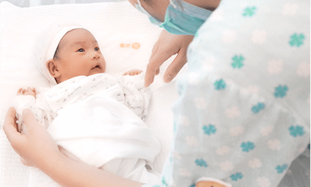 幫助媽媽進(jìn)行親子游戲，迅速建立母嬰依戀關(guān)系